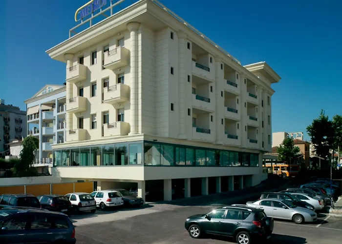 Metropole Hotel 3*