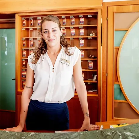 梅特罗波雷酒店 酒店 3*